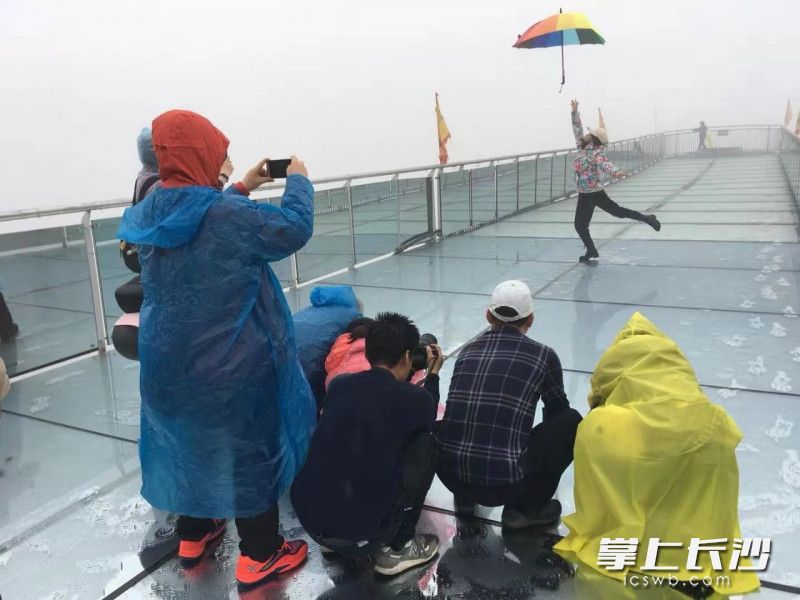 授牌仪式结束后，摄影家深入石牛寨景区进行采风活动。