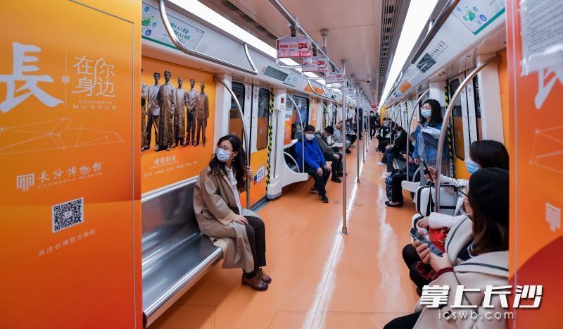 地铁上布置引起了乘客们的注意。