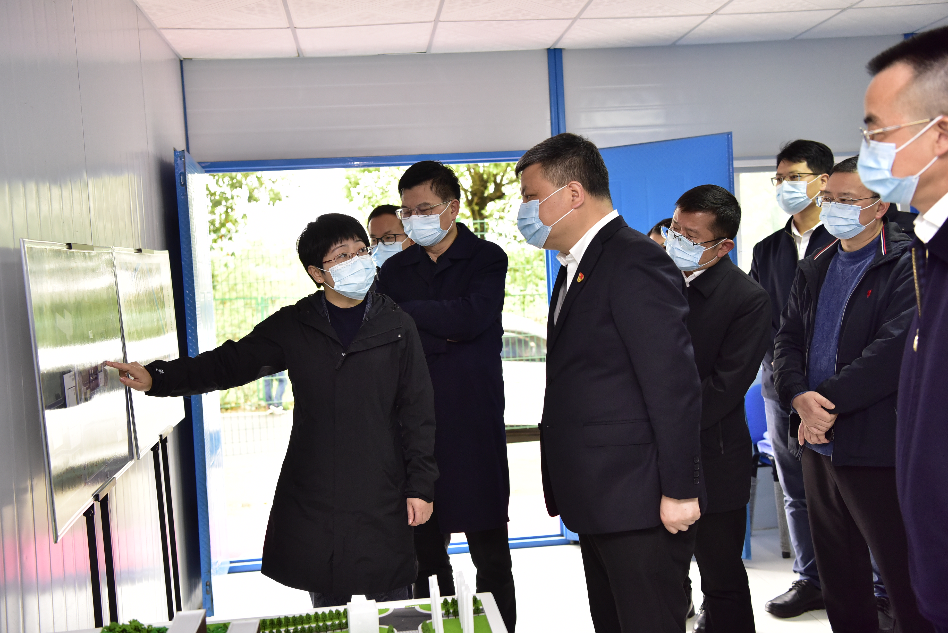 2日，陈刚一行先后前往长沙国际铁路港、老百姓医药健康产业园、长沙市公共卫生救治中心（市一医院北院），就开福区落实市委重大决策部署、推进重大项目建设等开展调研。