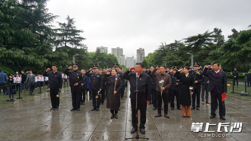 市城管执法局党员干部重温入党誓词。均为通讯员 高思玥 摄