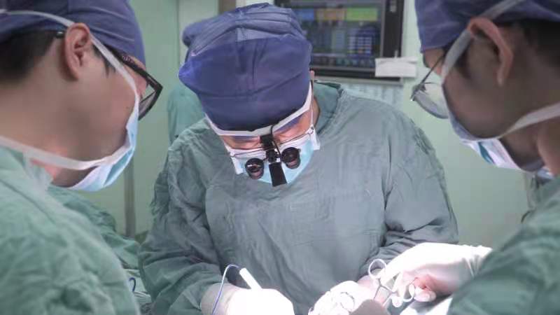 湖南省人民医院张超杰教授团队为患儿进行手术。