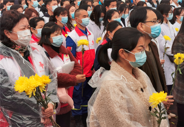 300多人手持鲜花，共同致敬、缅怀遗体和人体器官捐献者。长沙晚报通讯员 杨帆 摄