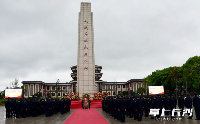 缅怀英烈。