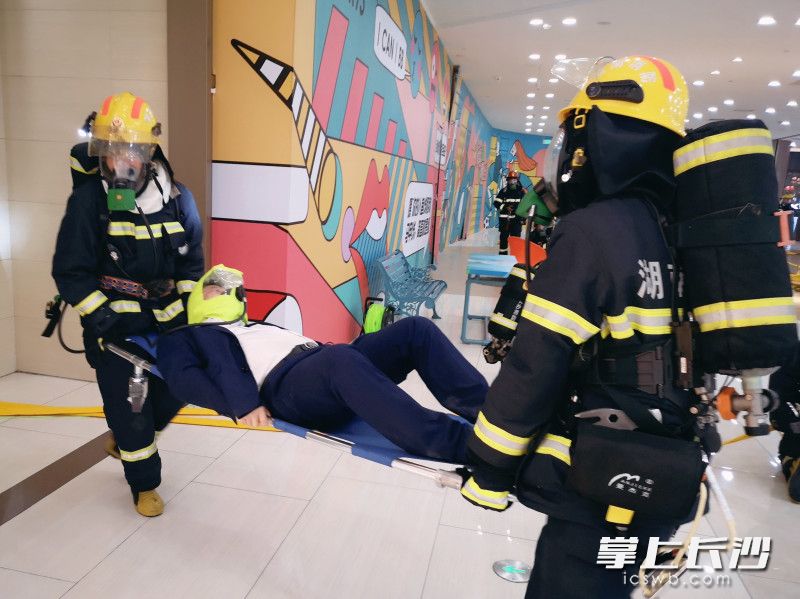 演练中，消防指战员救出“被困人员”。均为长沙晚报通讯员 谢海鹏 摄