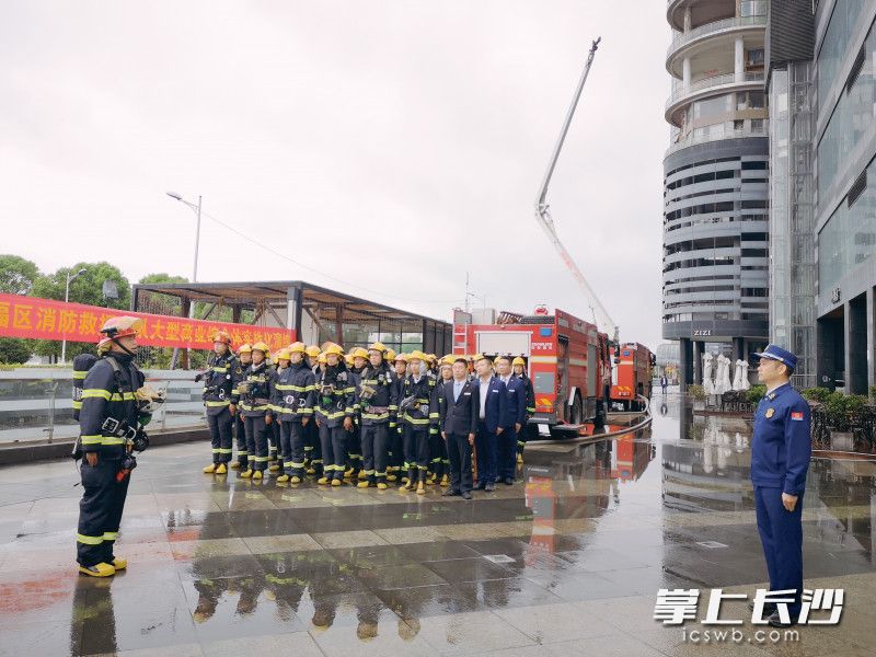 4月2日，开福区消防救援大队组织对大型商业综合体长沙市世纪金源购物中心开展实战化演练。