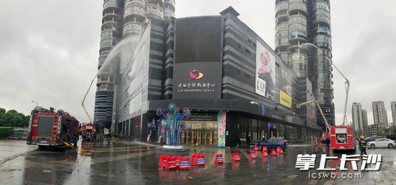 消防车出水扑灭“大火”。