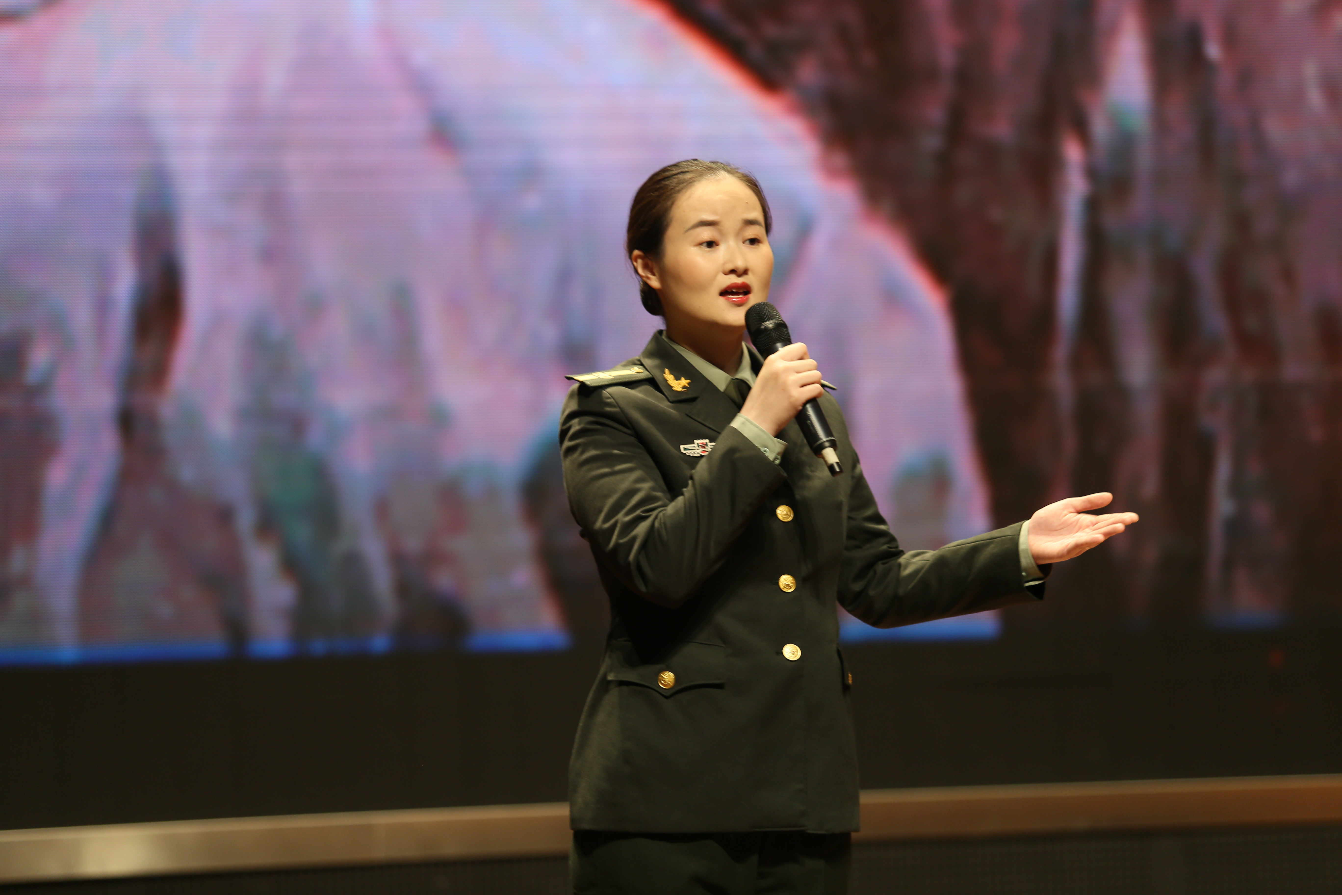 来自长沙党史馆的刘筱茜为了讲好缪伯英的故事，怀孕期间也苦读党史资料。