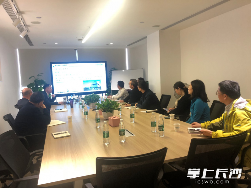 近日，国家气象局减灾司来到长沙市杂交水稻机械化制种产业技术创新战略联盟，调研杂交水稻制种气象调查需求，共商解决种业难题。通讯员 供图
