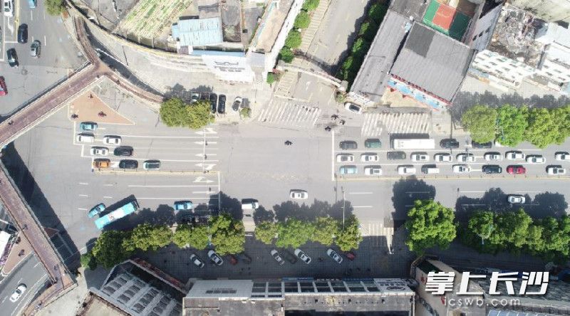 该路段未优化前路口平面。资料图片