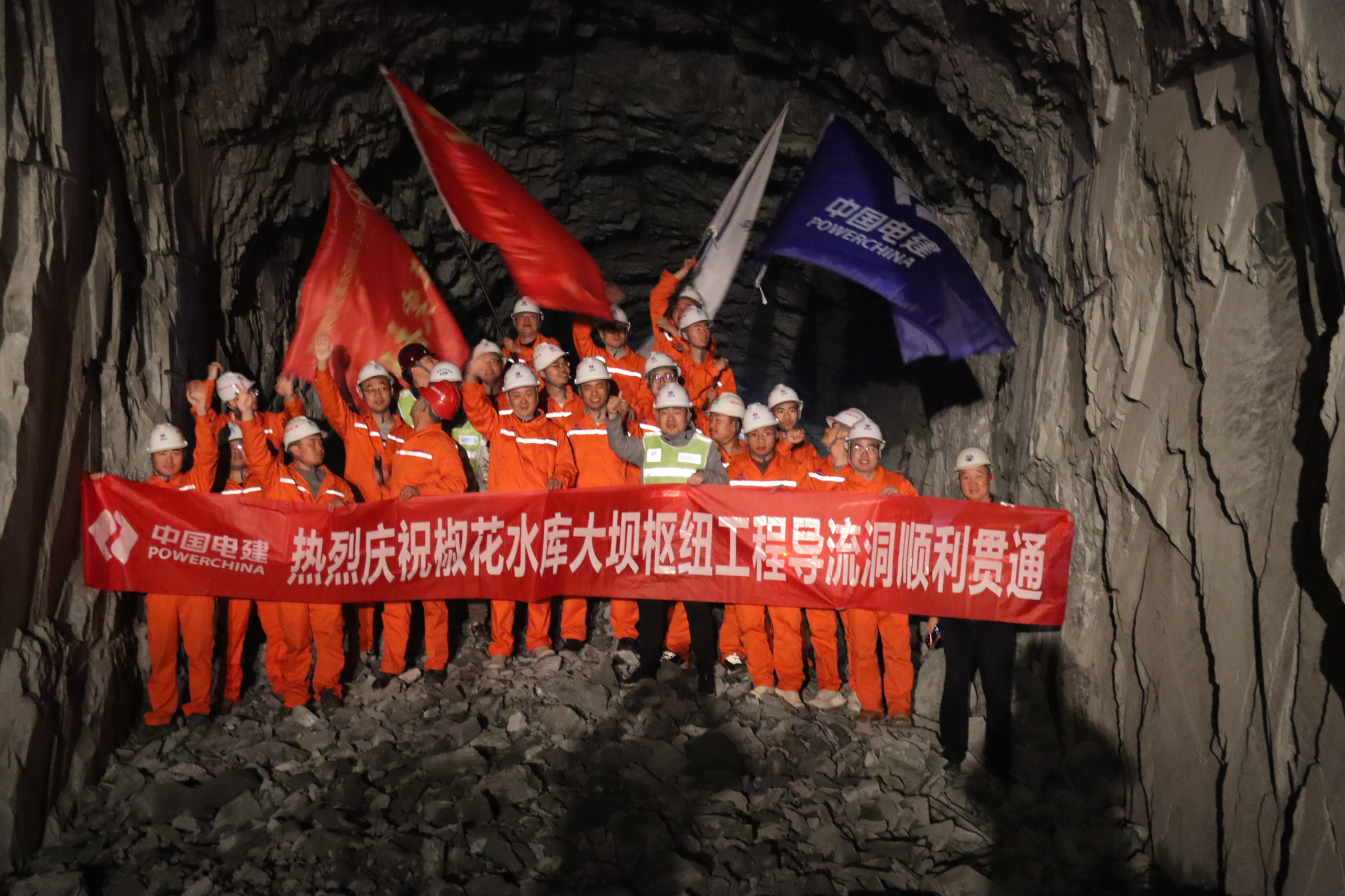 建设者们正在项目现场合影留念。