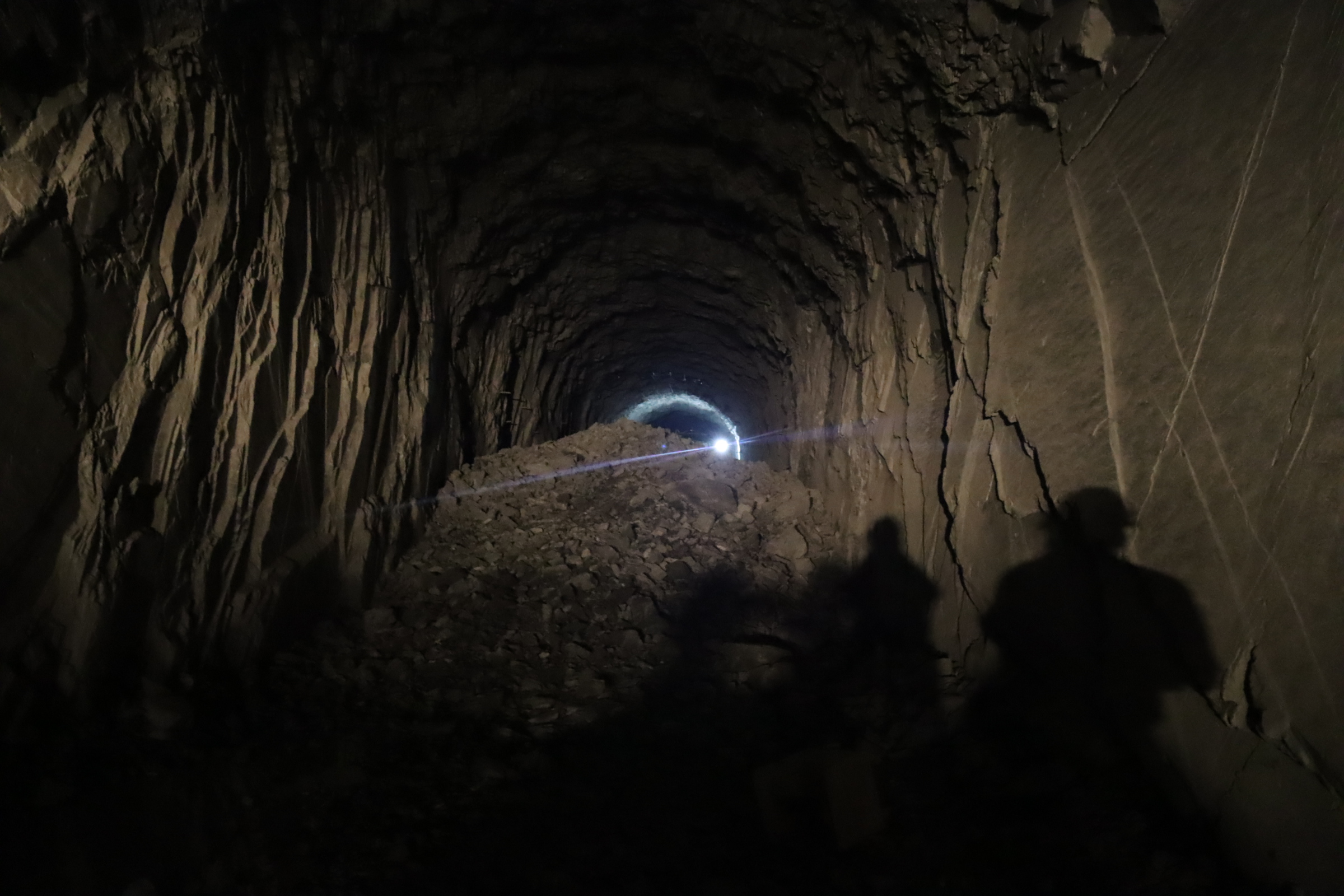 导流洞采用爆破法施工，建好后将把河水从上游围堰前导向下游围堰后。