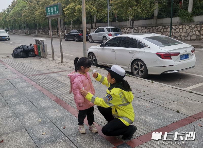 高速交警安慰小女孩，并想办法将其送回家。均为长沙晚报通讯员 聂红 供图