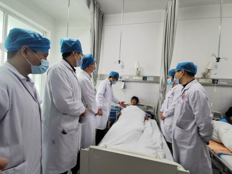 湖南省人民医院杨科主任团队查看患者恢复情况。均为长沙晚报通讯员 谭武宾  李铁求 供图