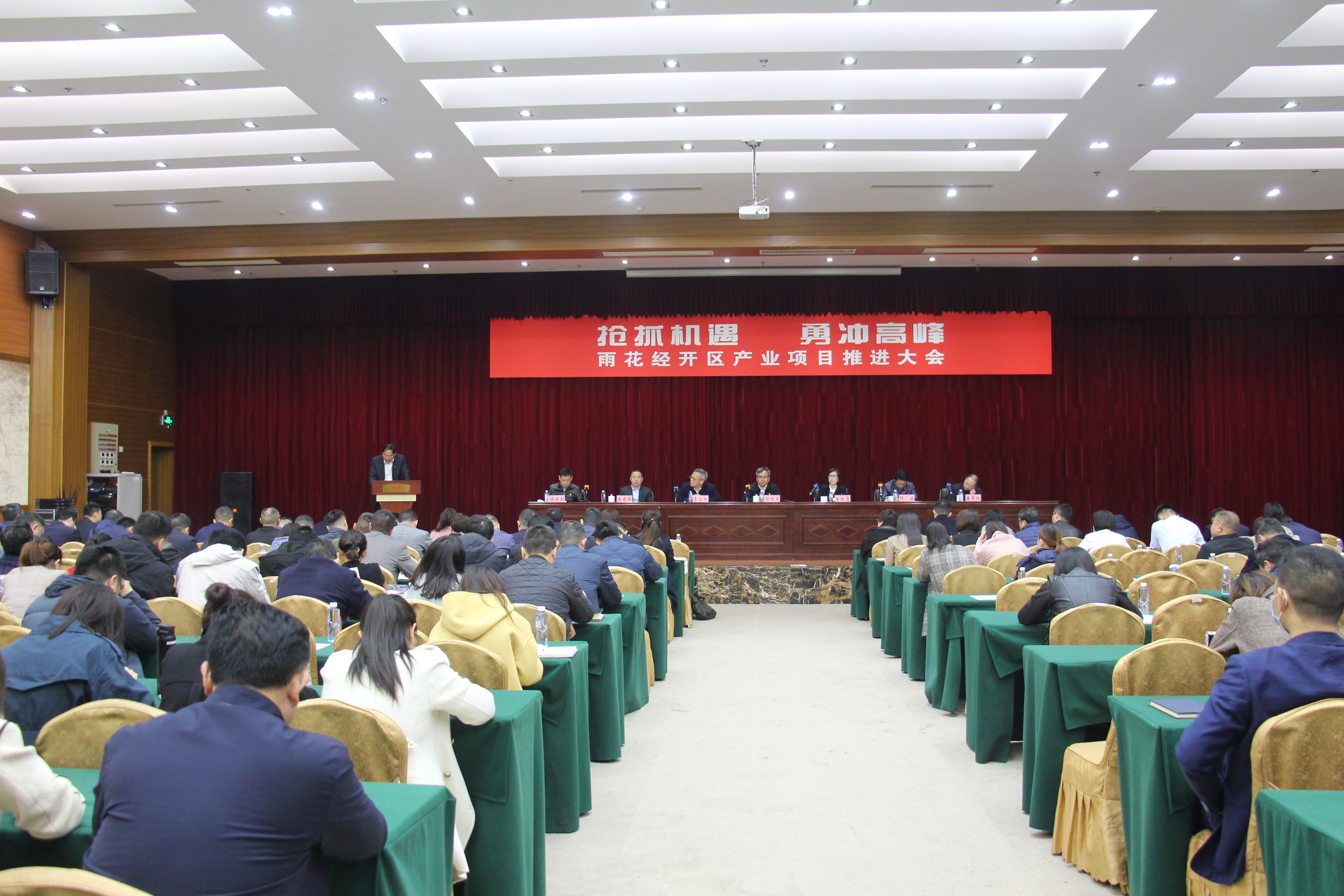 雨花经开区召开产业项目推进大会，以“1133”工程促进产业项目建设。长沙晚报通讯员 张文香 摄