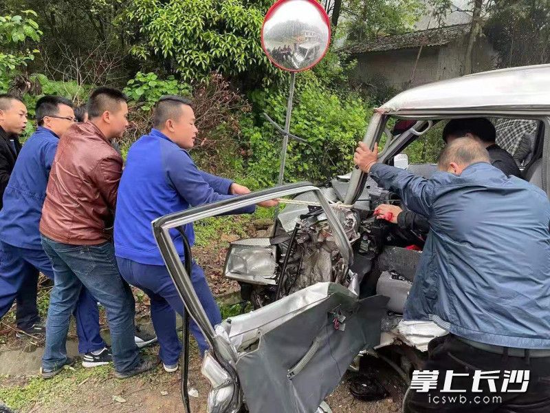 现场，消防员与村民合力展开救援。均为长沙晚报通讯员 胡宇波 供图