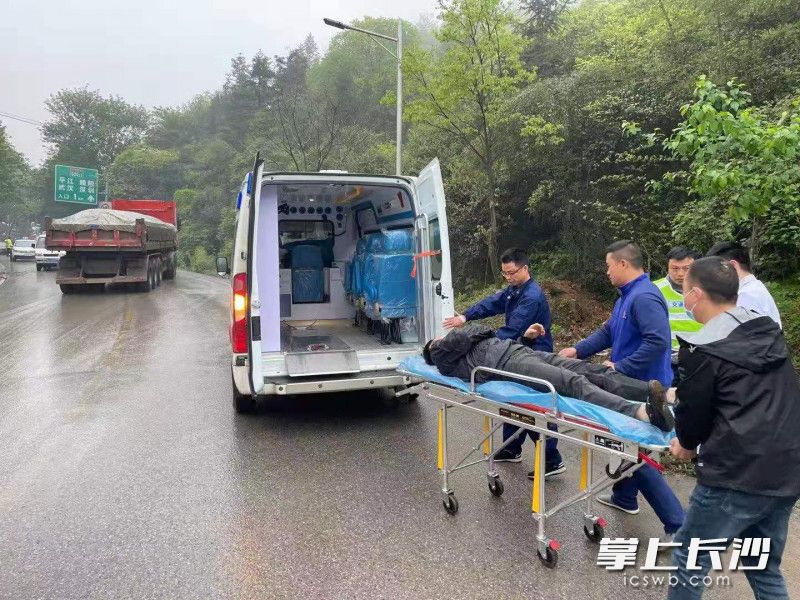 被困驾驶员被成功救出，送上救护车。