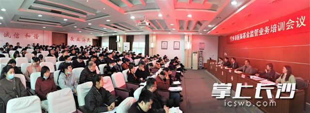 宁乡市医保局启动医保基金监管集中宣传月，开展打击欺诈骗保专项整治行动，进行医保基金监管专家业务培训。长沙晚报全媒体记者 张禹 摄