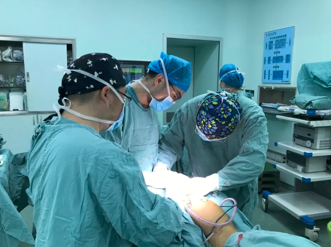 湖南省人民医院王靖主任团队为小杨进行跟腱断裂修补术。长沙晚报通讯员 蒋浩 供图