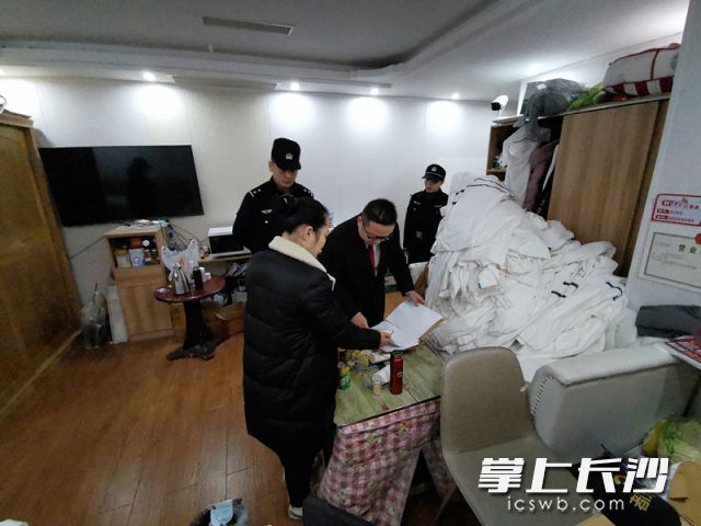 今日，开福区人民法院执行局对某旅馆进行腾房处理。长沙晚报全媒体记者刘树源摄