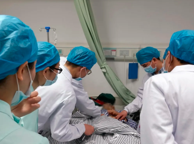 长沙市第四医院刘杰锋主任医师带领胃肠外科团队查看患者情况。长沙晚报通讯员 夏丹 陈富连 供图