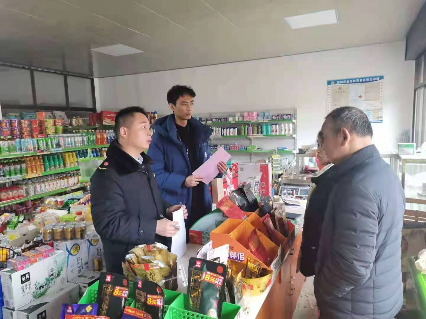 望城区市场监管人员在检查农村超市的食品进货情况。通讯员 刘正云 供图