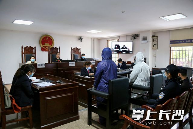 4月8日，长沙市岳麓区人民法院一审公开审理了被告人曾某、彭某销售有毒、有害食品刑事附带民事公益诉讼案，并当庭宣判。长沙晚报通讯员 许振兴 摄
