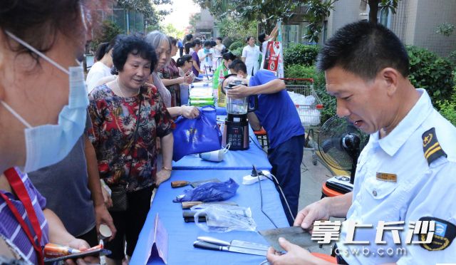 物业人员开展便民服务。通讯员 吴数硕 摄