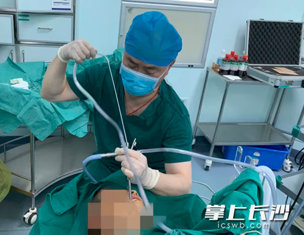 医生为患者施行气管下支气管异物取出术。均为长沙晚报通讯员 彭亚 周银华 供图