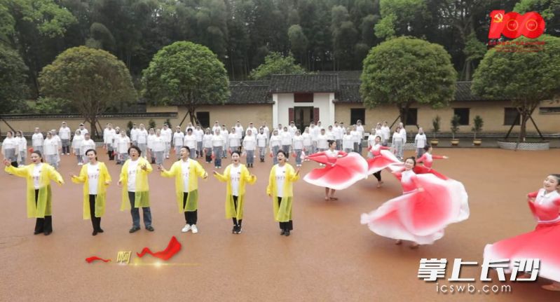 长沙学院的师生们在杨开慧故居，用舞台剧重现革命先辈当年的故事。