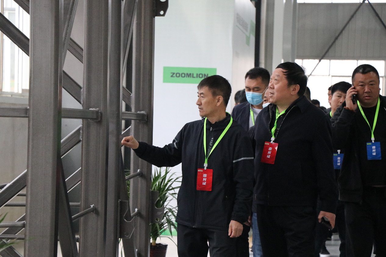 采购商观摩中联重科W二代塔机产品。长沙晚报通讯员 丁未 摄