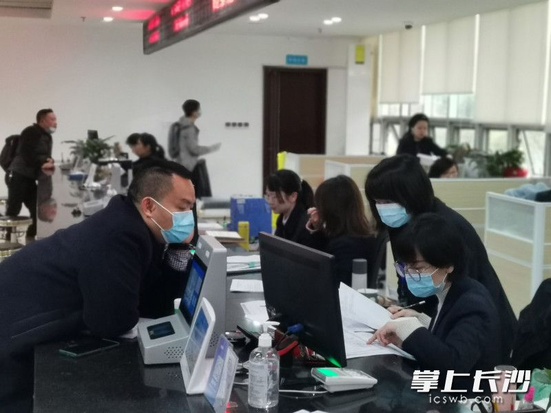天心区政务服务中心工作人员正在办理业务。长沙晚报全媒体记者 王斌 摄