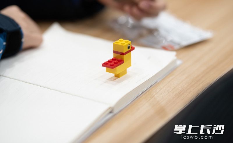 同学们用几块乐高积木颗粒拼搭出形状各异的小黄鸭。