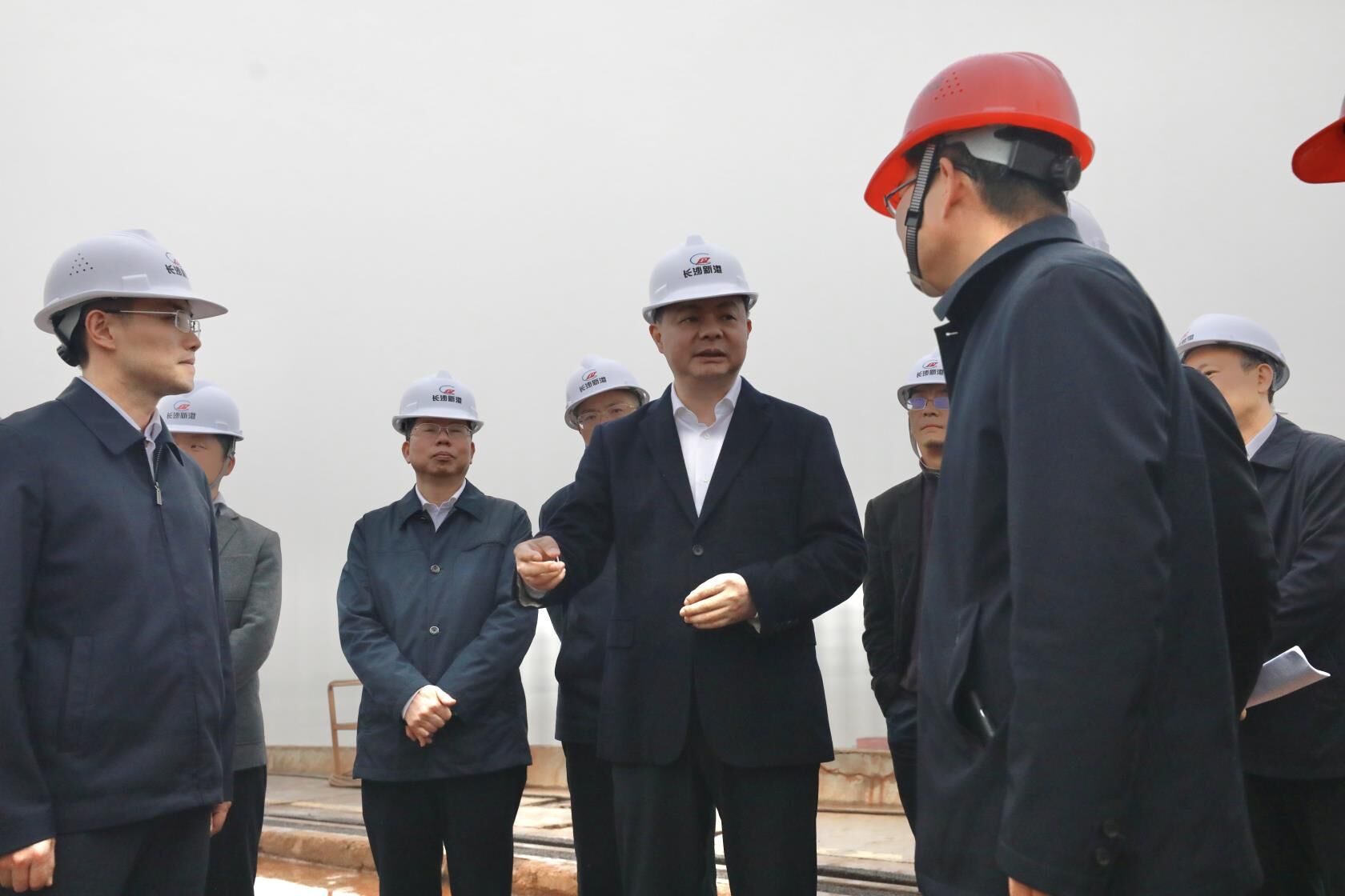 在长沙港，郑建新详细察看长沙港散货码头污水处理情况。刘书勤 摄