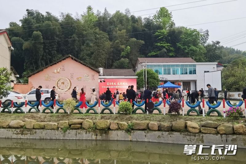 听说沙皮塘美丽屋场要放映露天电影，附近的乡亲们早早就赶了过来。长沙晚报全媒体记者 张禹 摄