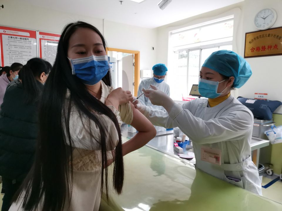 市民来到预防接种门诊接种国产宫颈癌疫苗。长沙晚报全媒体记者 杨云龙 摄
