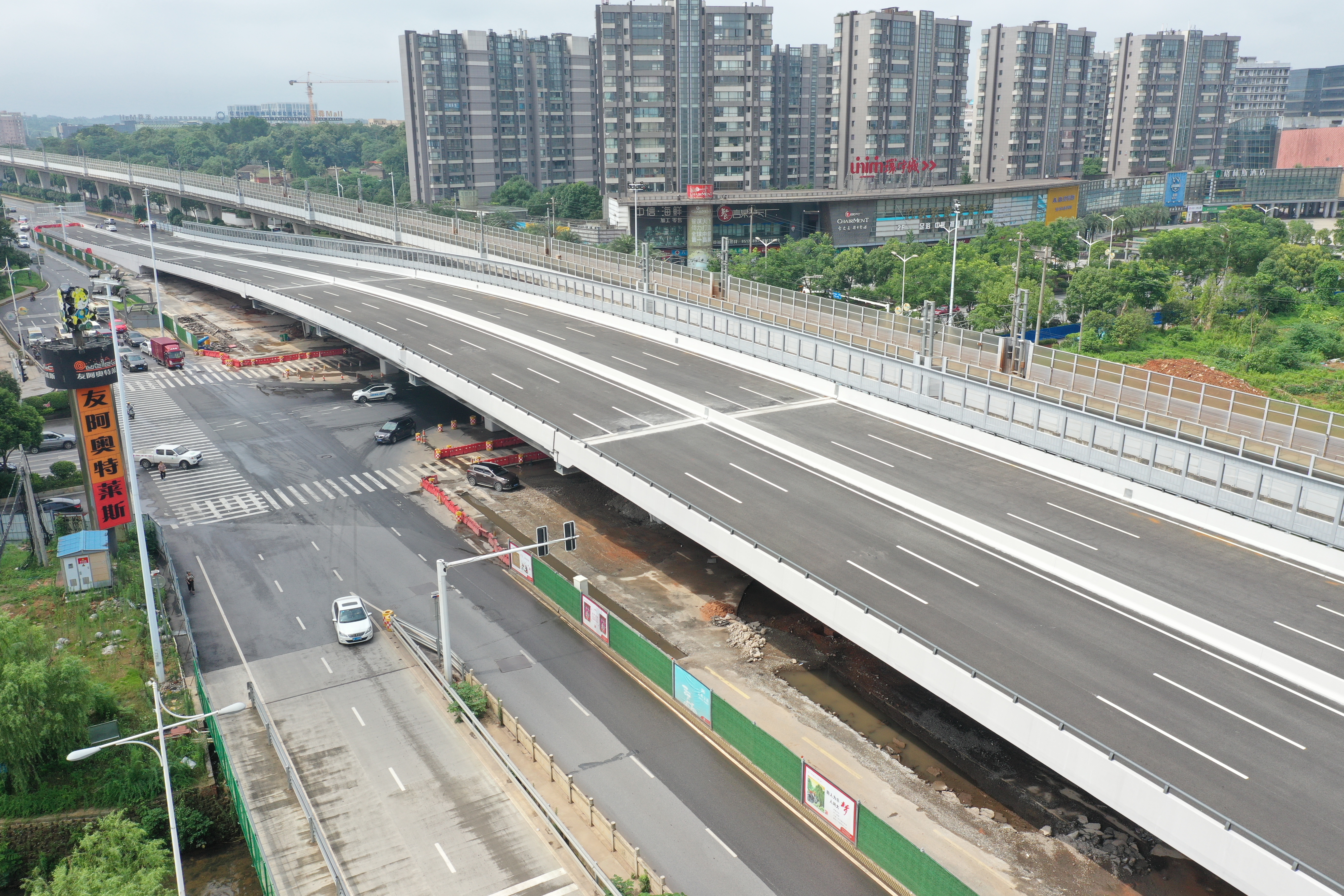 在芙蓉路快速化改造环保路跨线桥临近居民区一侧，已安装了高3米的直立式声屏障。市公建中心供图