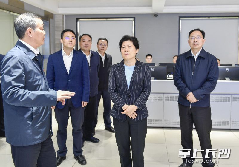 吴桂英还在市城区排水事务中心检查城区防涝排渍调度指挥中心运行情况。长沙晚报全媒体记者 余劭劼 摄
