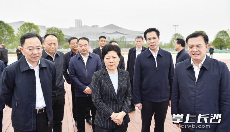 4月19日下午，省委常委、市委书记吴桂英在长沙县敢胜垸会展段，检查四级河长制工作落实情况和浏阳河综合治理情况。长沙晚报全媒体记者 余劭劼 摄