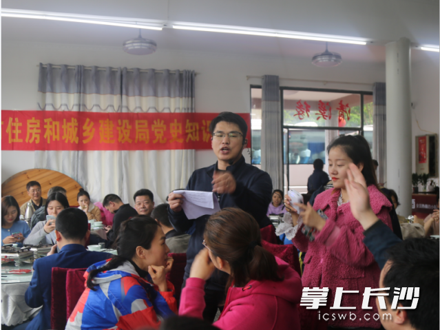 4月16日，市住建局组织党员干部赴革命作家周立波故居开展主题党日活动，并组织党史知识竞赛。