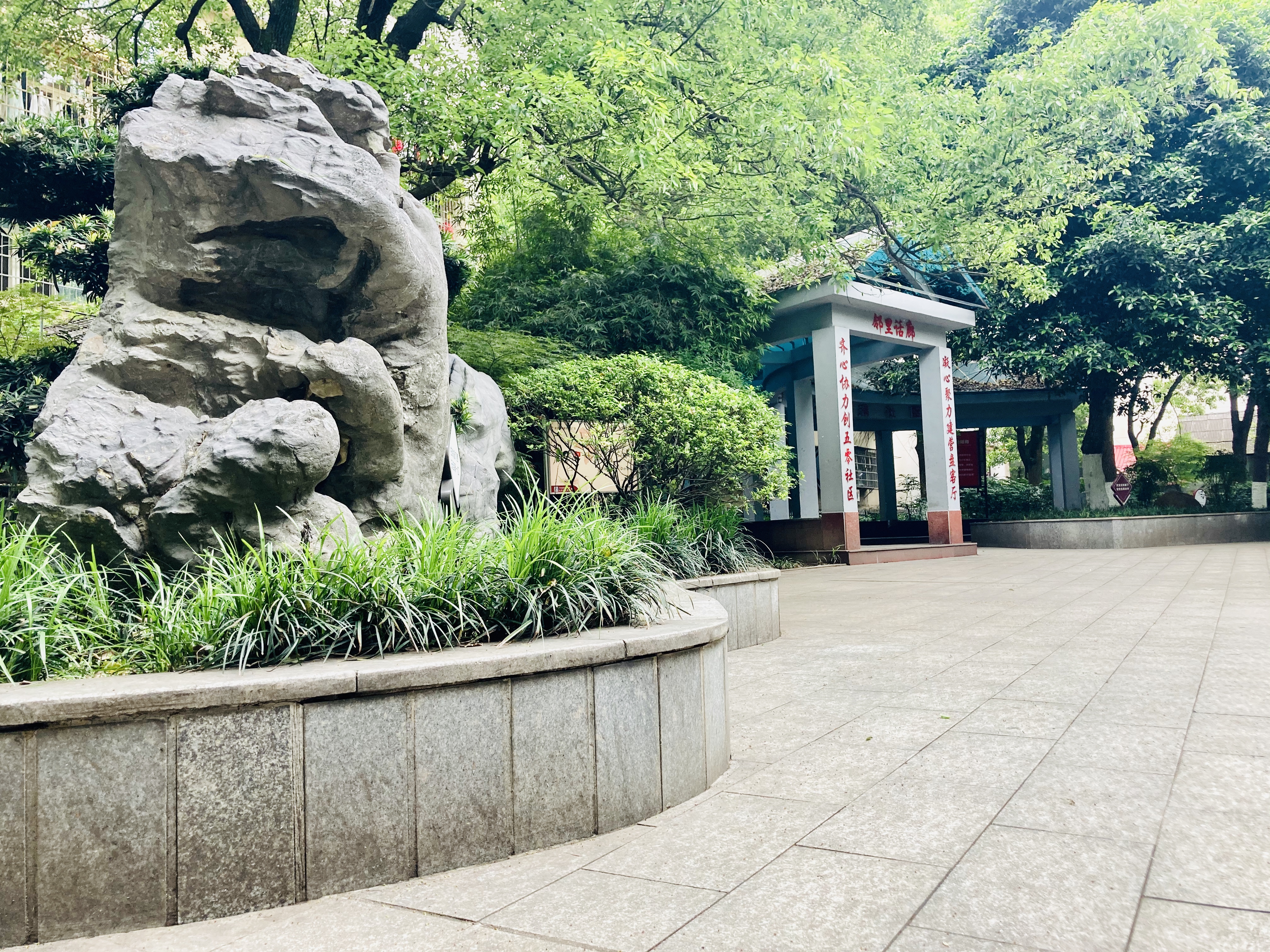 没有了茶座扰民，广场干干净净。 全媒体记者 李卓 摄
