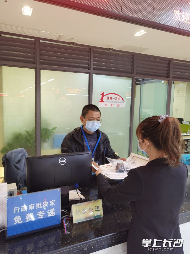天心区政务服务中心向申请人寄送邮政快递。长沙晚报通讯员 欧阳莉花 供图