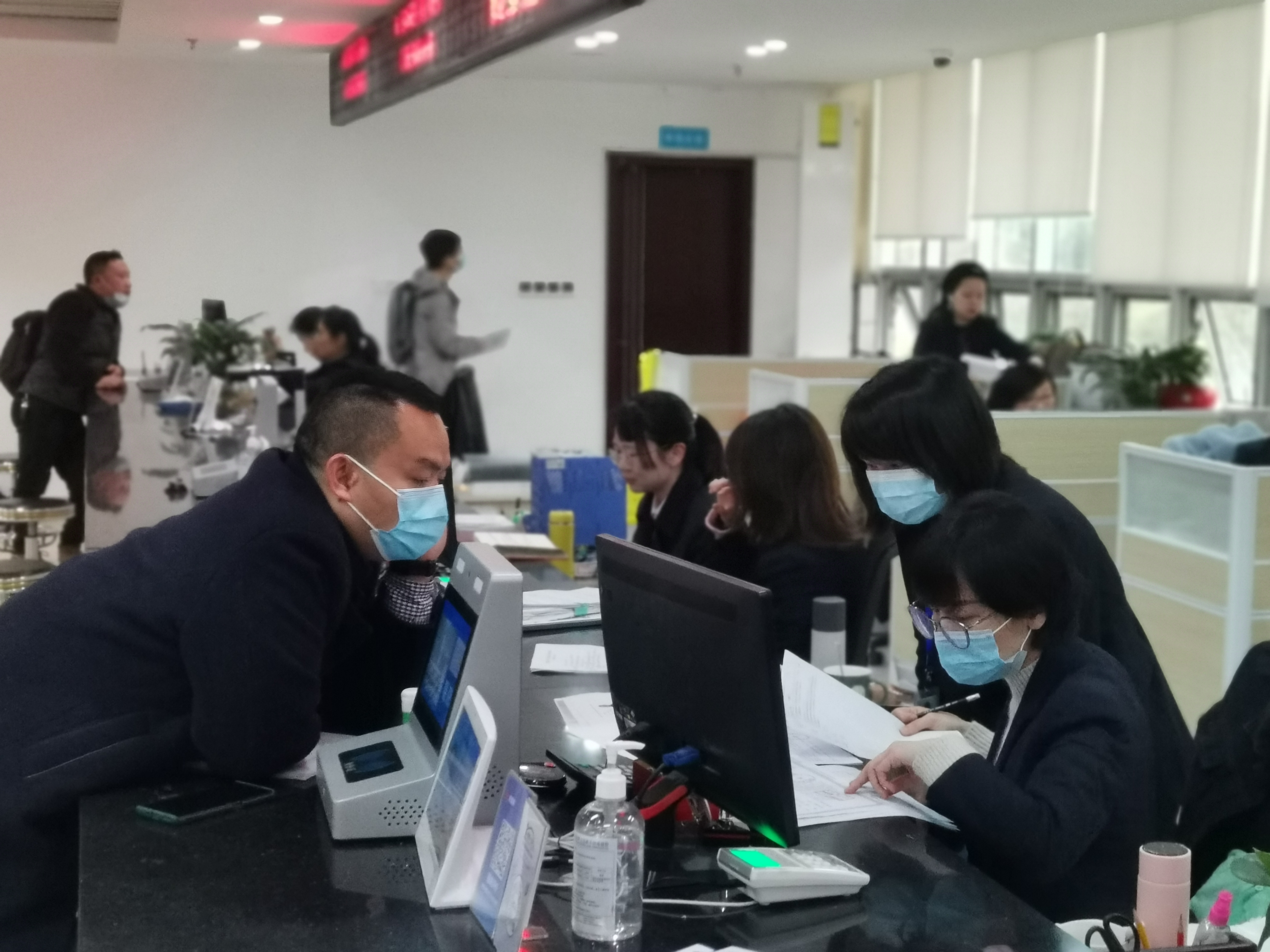 天心区工作人员倾听民意，办理民生实事。长沙晚报全媒体记者 王斌 摄