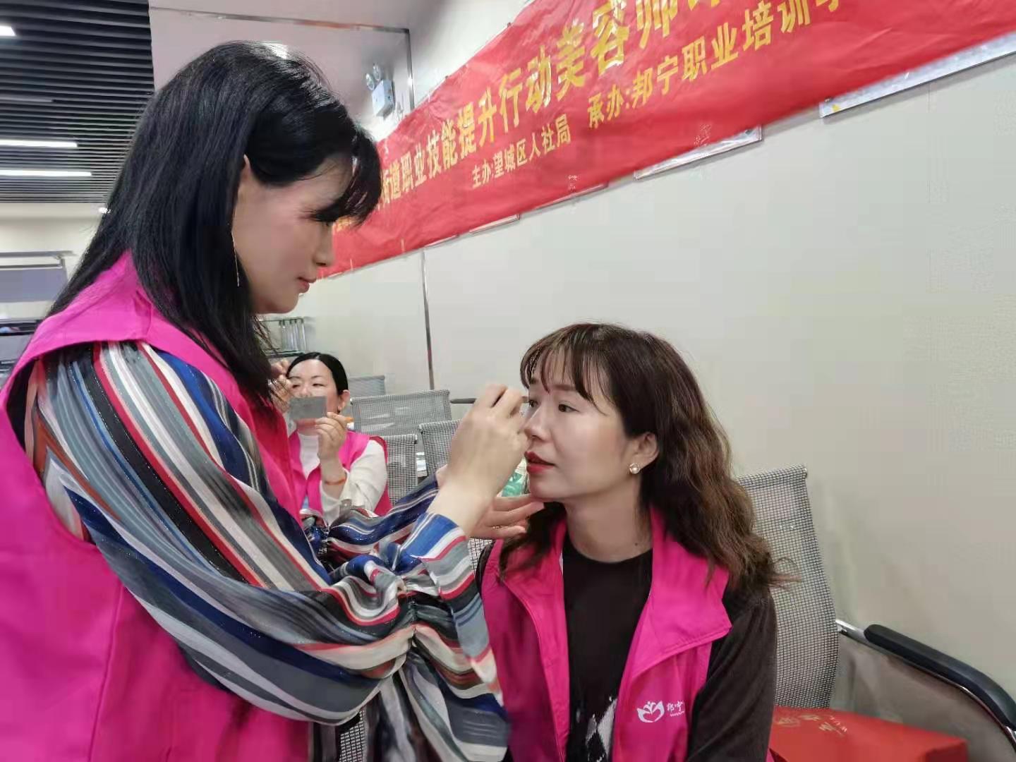 望城区高塘岭街道的职业技能提升行动美容师培训班上，望府路社区居民程照（右）喜滋滋地向记者描述她对未来生活的新规划。 全媒体记者 朱华摄