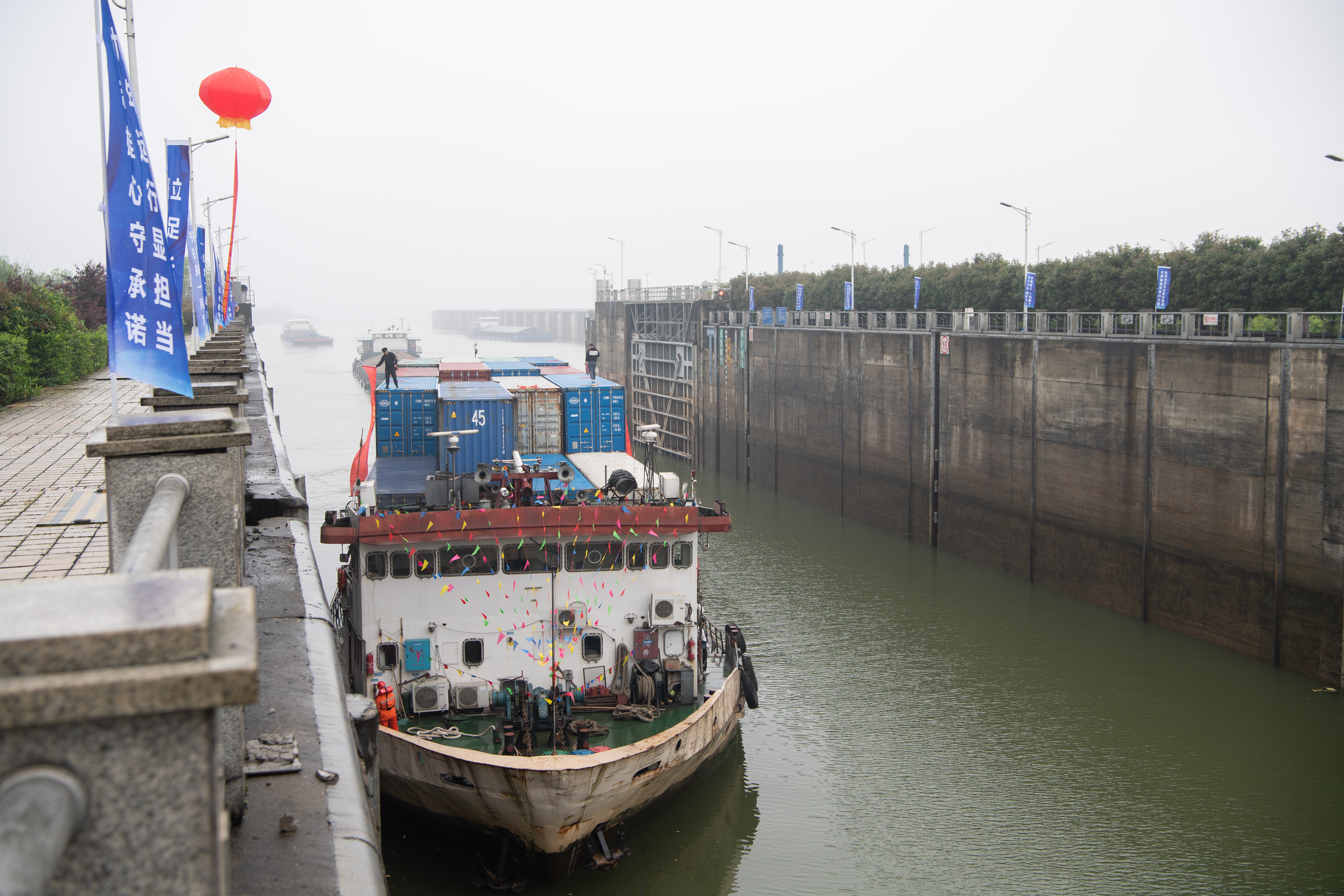 21日上午10时8分许,一声汽笛长鸣,湘江长沙综合枢纽迎来第50万艘过闸船舶。 长沙晚报全媒体记者 邹麟 通讯员 姚含章 21日上午10时8分许,一声汽笛长鸣,湘江长沙综合枢纽迎来第50万艘过闸船舶。 长沙晚报全媒体记者 邹麟 通讯员 姚含章