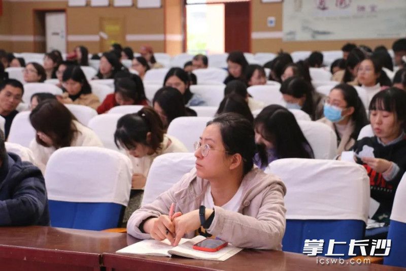 全校近200名老师参与学习。