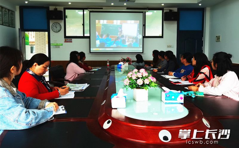 岳麓区和湘潭市雨湖区各学校老师同步收看。