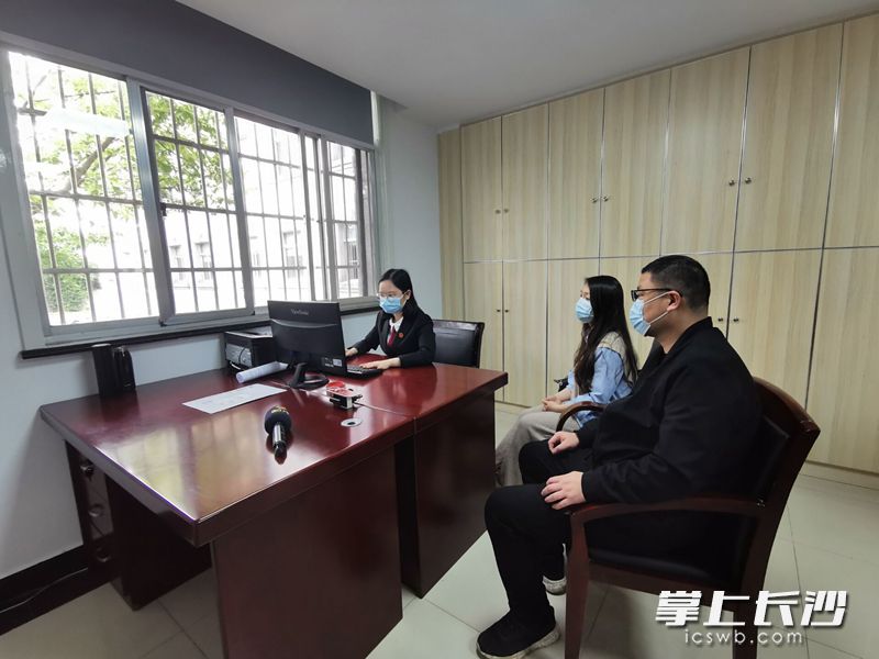 今日，开福区人民法院帮助多名消费者追回经济损失。图为执行法官与部分申请人核对金额信息。长沙晚报全媒体记者 刘树源 摄
