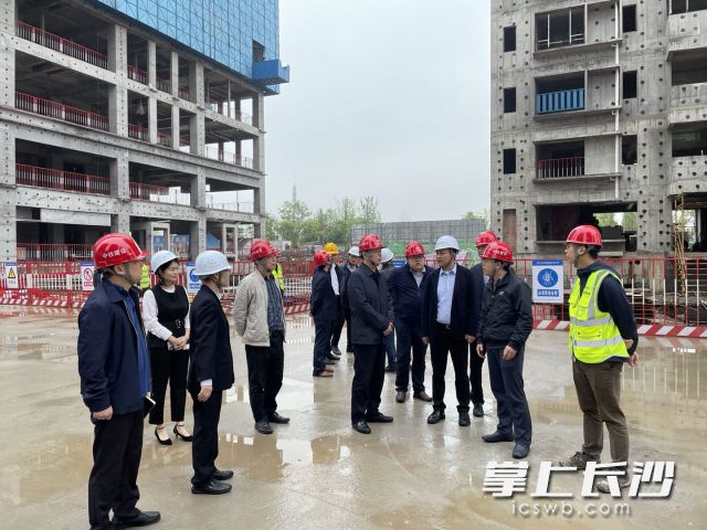 21日，市住建局采取“四不两直”的方式对部分建筑工地开展建筑施工安全生产专项检查。长沙晚报全媒体记者 陈焕明 摄