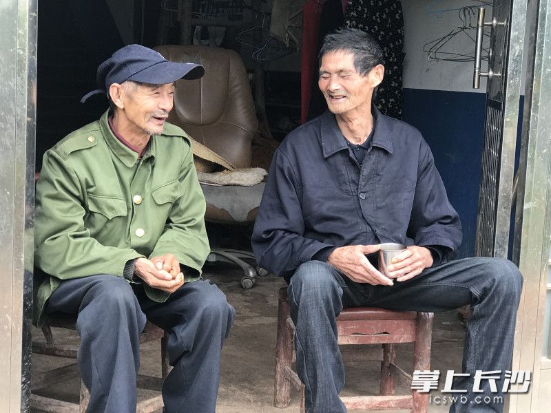 离别在即，阮思德（左）和文立兴（右）两位老友彼此嘱托着。 长沙晚报通讯员 尹理 摄