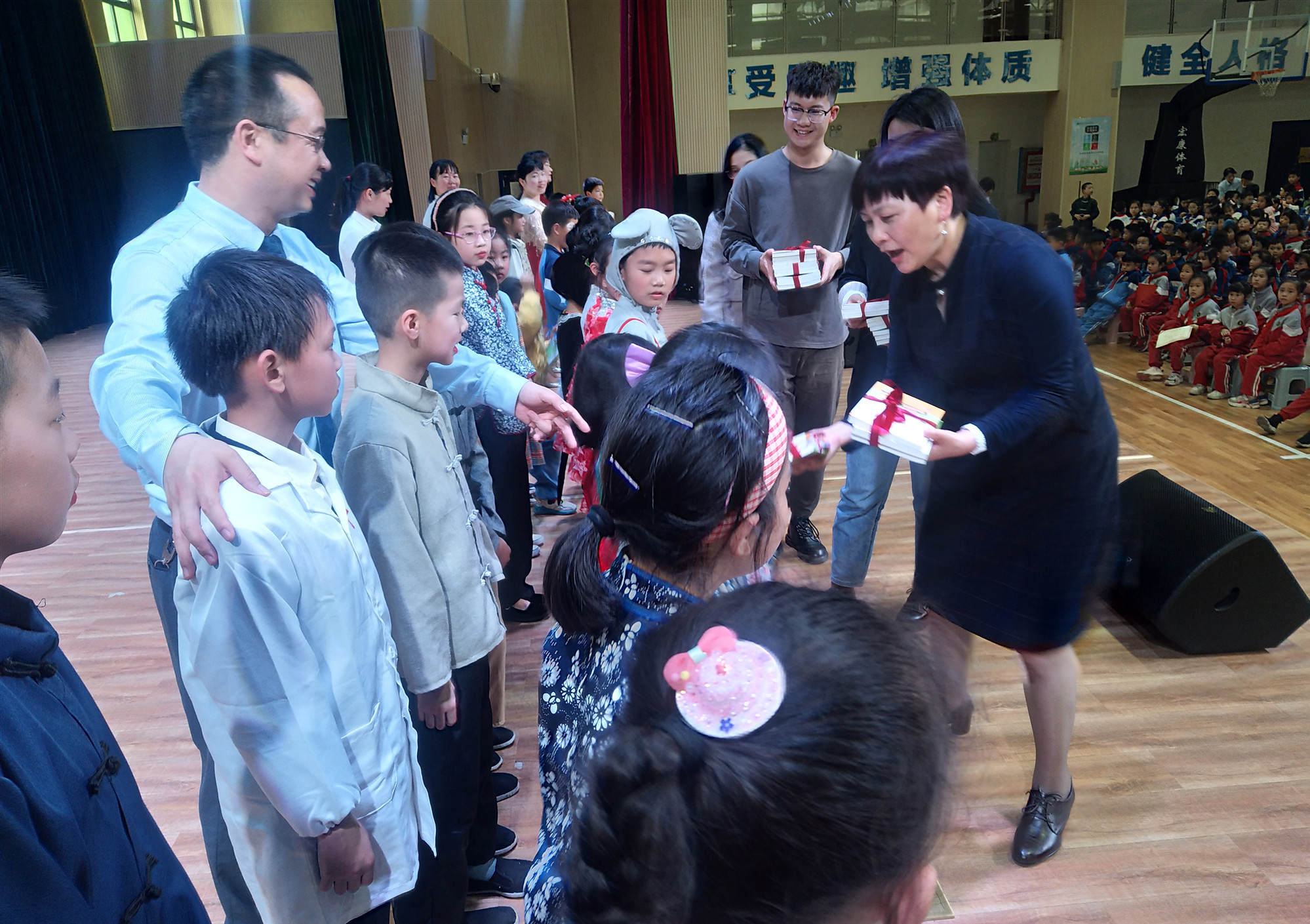 汤素兰给高新实验小学的同学们赠送书籍。均为长沙晚报全媒体记者 陈良 通讯员 蔡胜男 摄